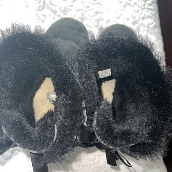 Short black Authentic Uggs; Size 5 in good condition - Picture 6 of 8